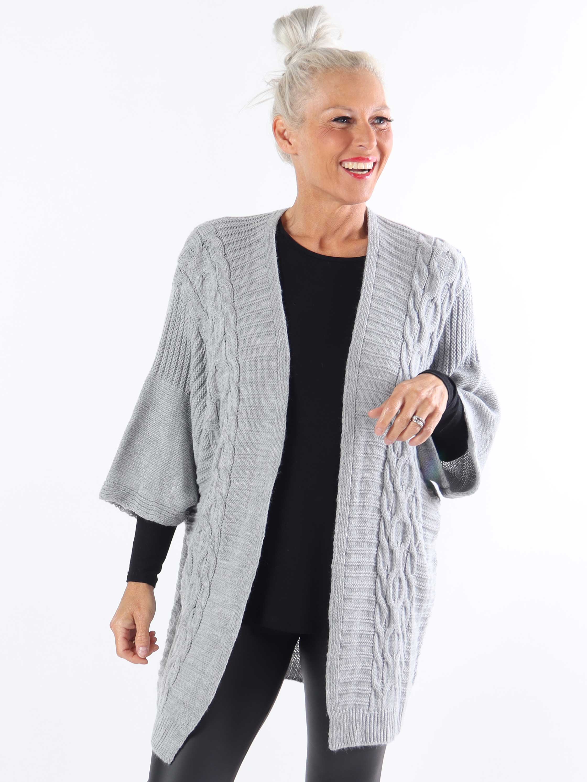 Avalon - Stickad cardigan i plus size med korta ärmar